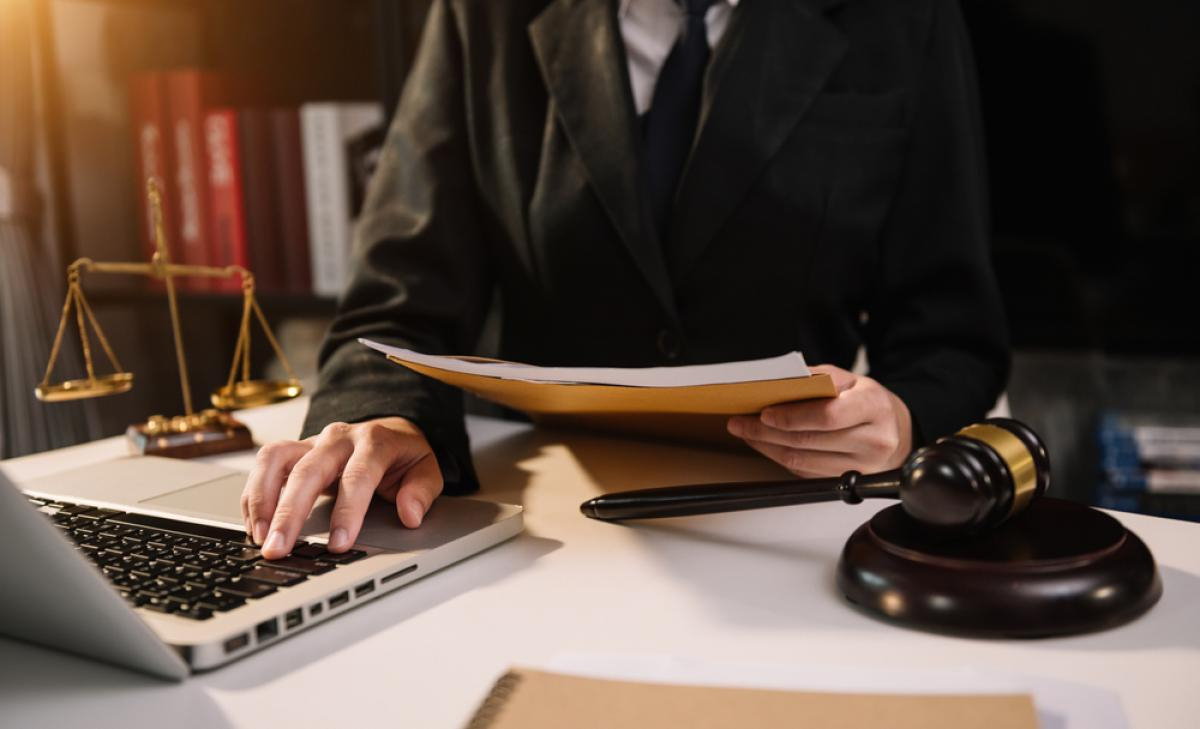 Grefier cercetat după ce ar fi eliminat documente din dosare