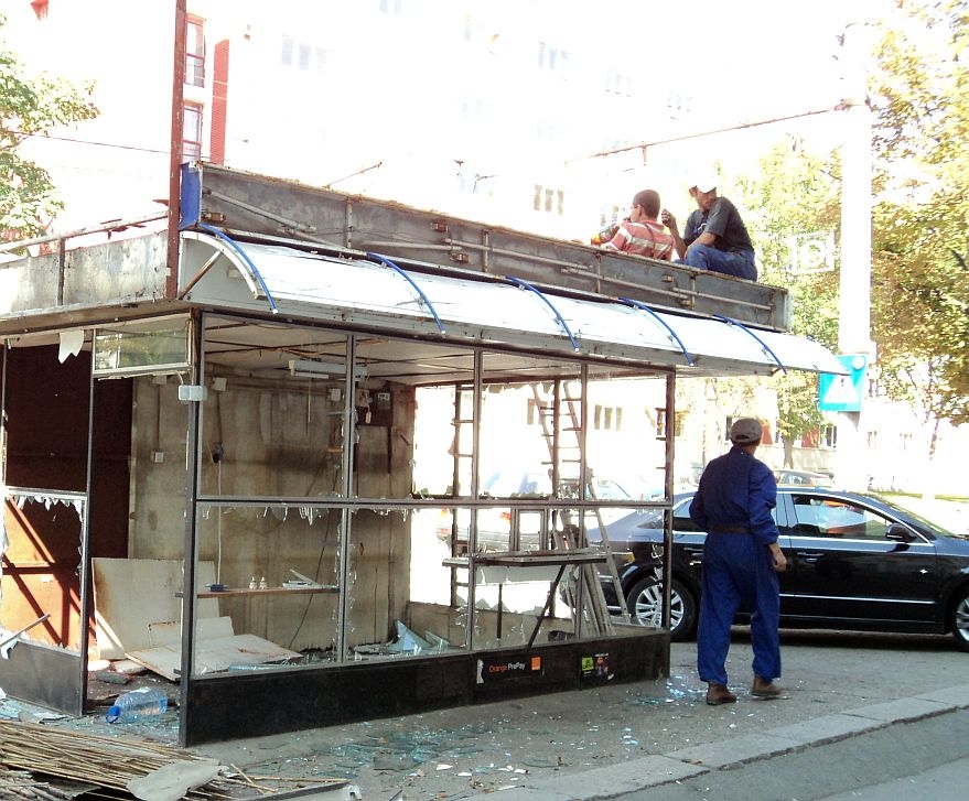 Demolări de chioşcuri pe strada Domnească. Comercianţii ameninţă Primăria cu procese