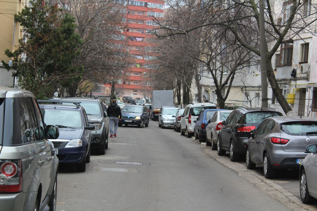 MAȘINI lăsate alandala pe aleile dintre blocurile de la Casa Roşie