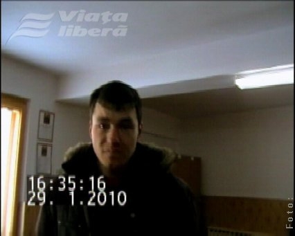 Mincinosul mincinoşilor, deghizat în comisar 