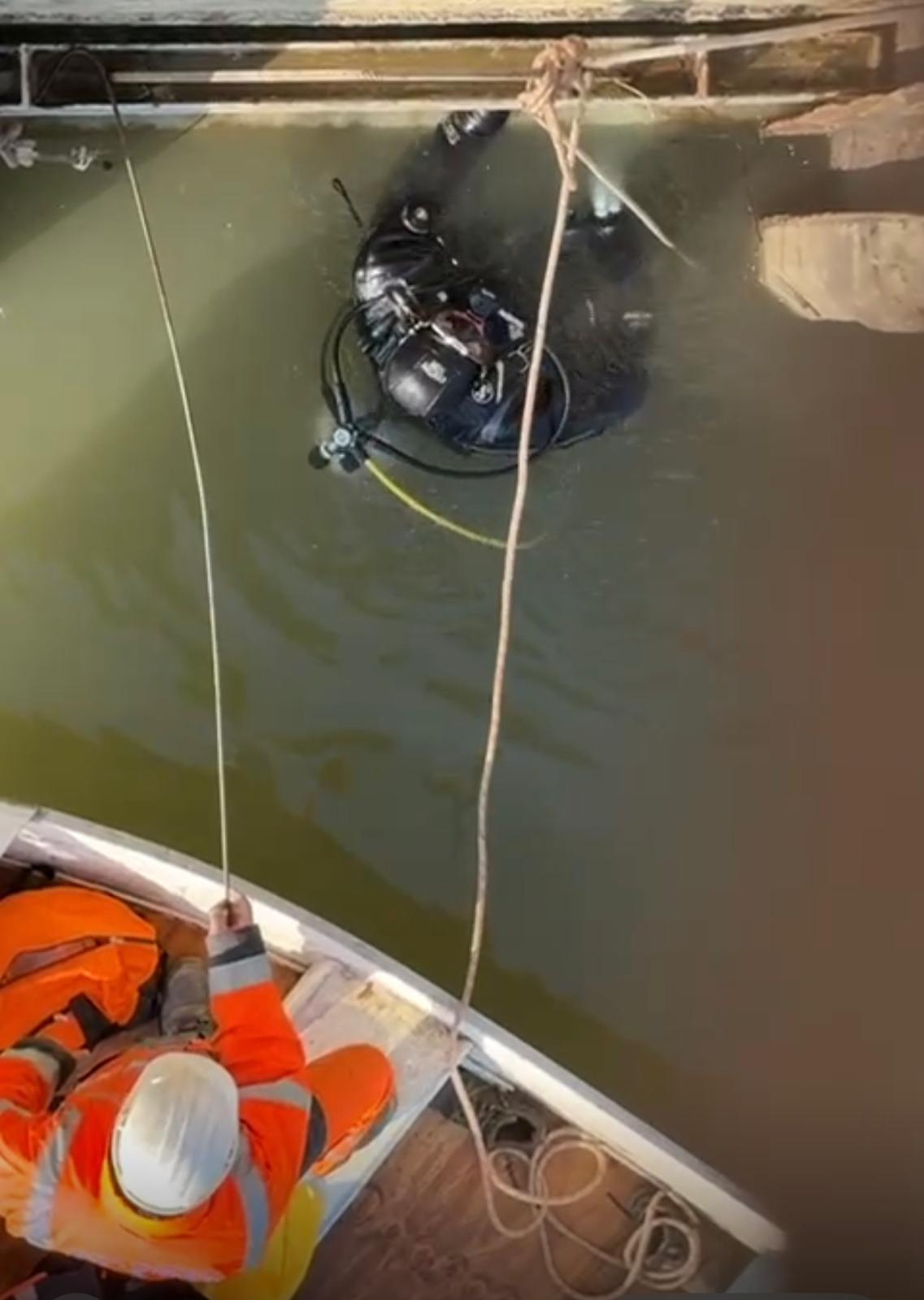 Sitele pompelor de la Priza Dunării, curățate cu scafandri