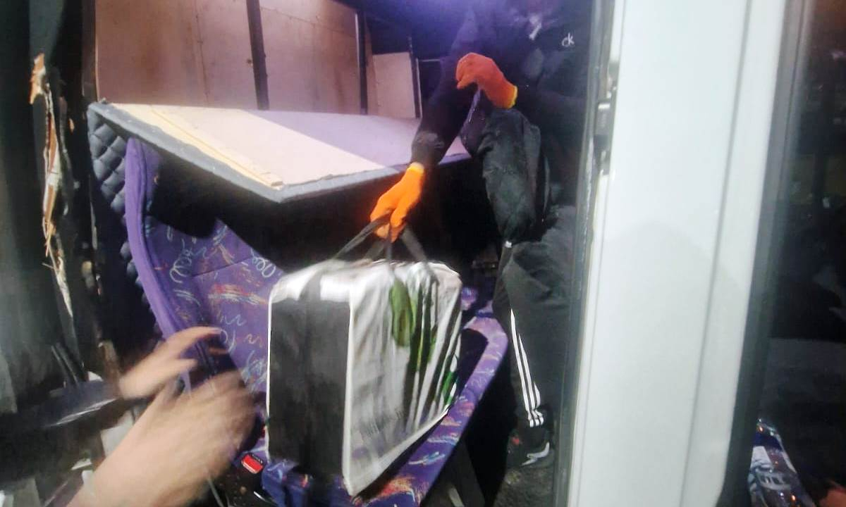 60.000 de ţigări ascunse în bancheta unui microbuz