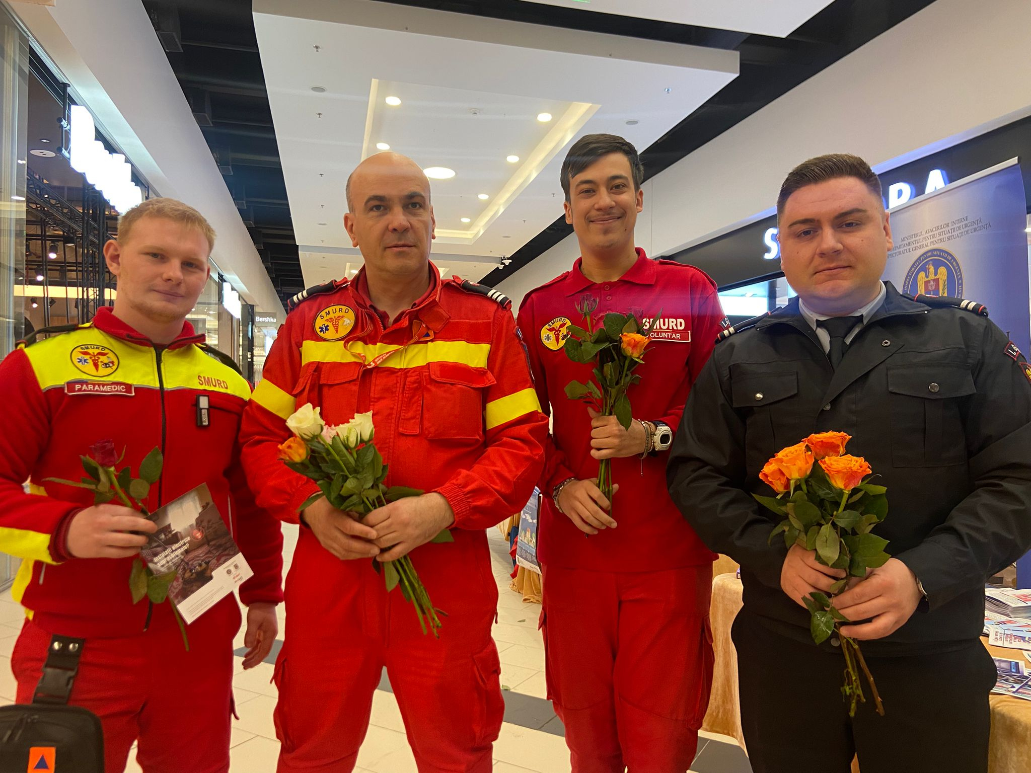 Salvatorii ISU, în "misiune" de primăvară la mall