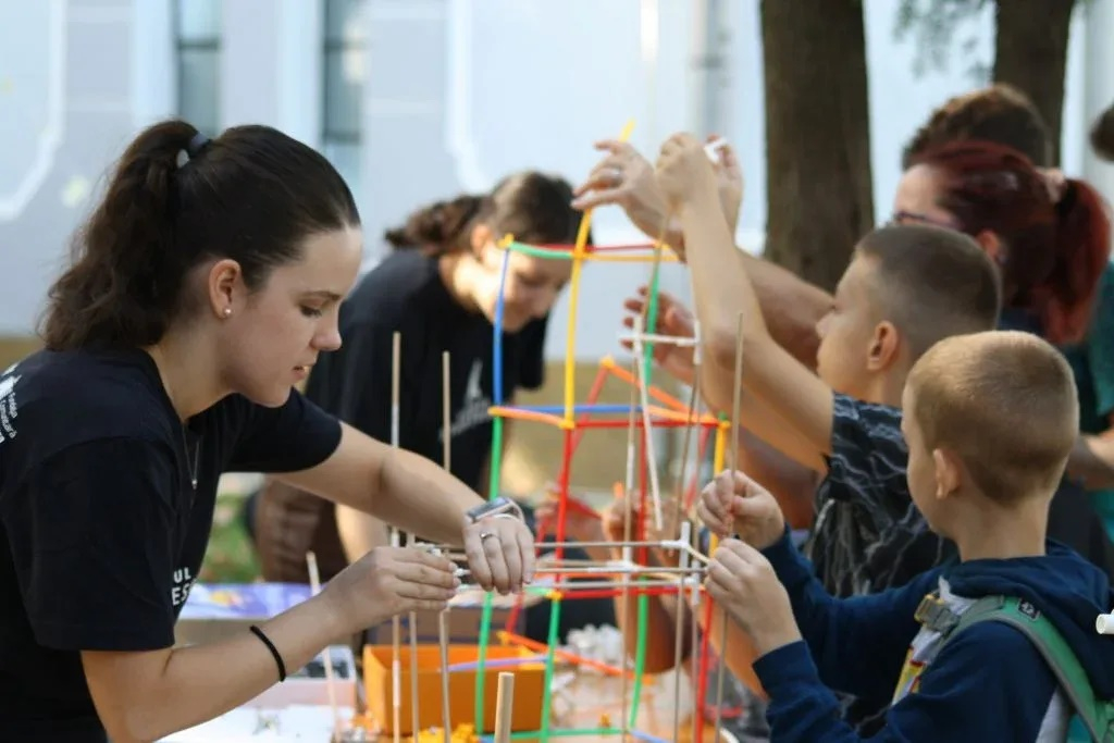 Elevii de la „Miron Costin” transformă reciclarea în artă