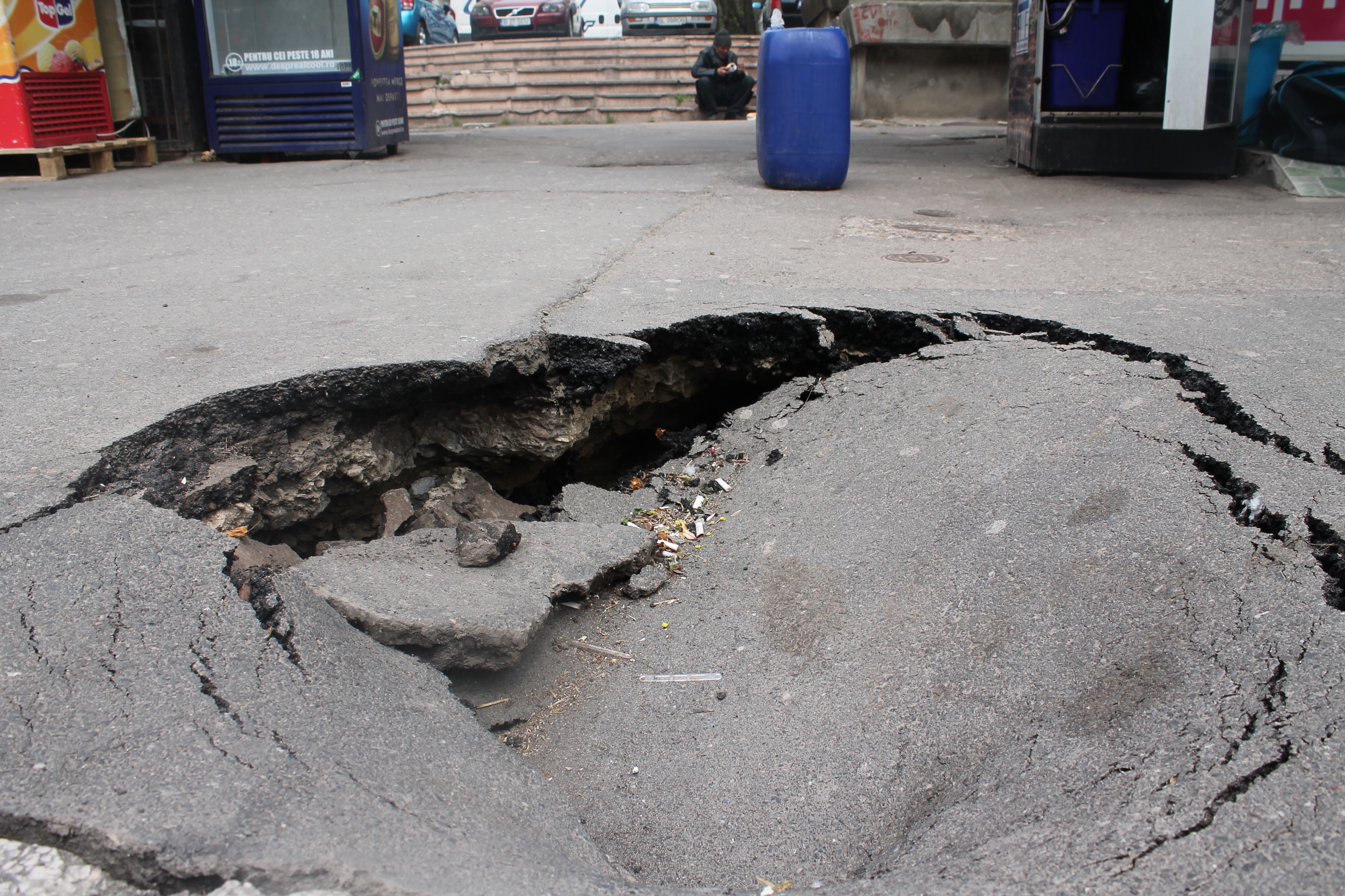 Galaţiul, într-o situaţie ÎNGRIJORĂTOARE: Ne înghite hăul! Strada Navelor, noua casă a SURPĂRILOR