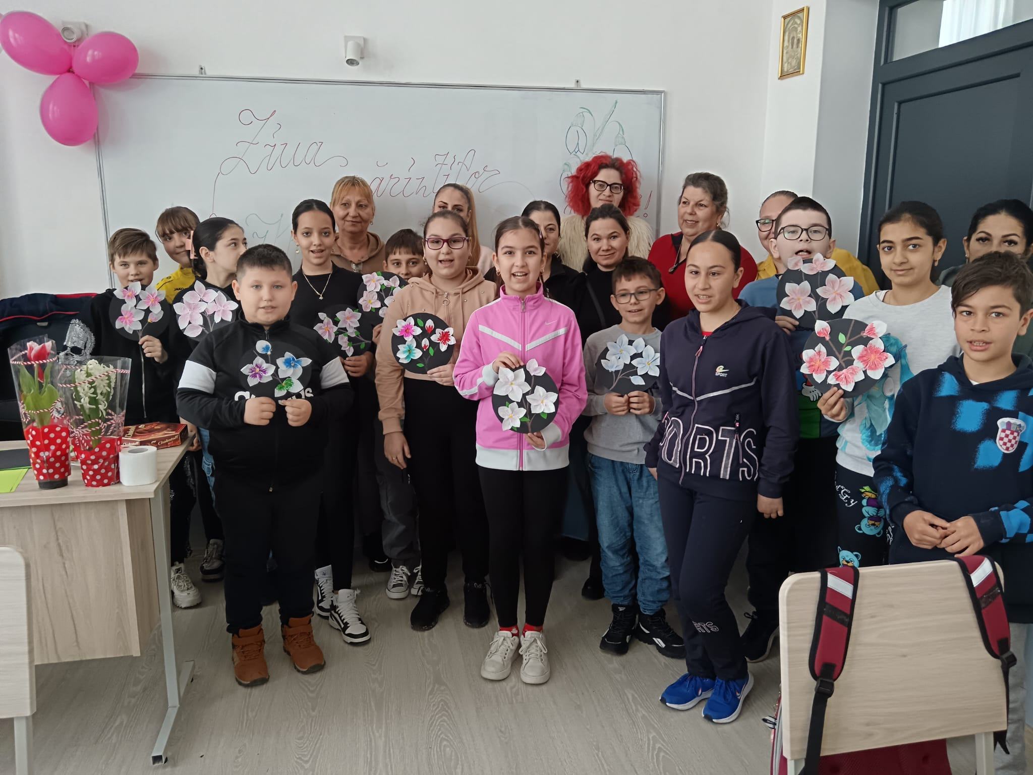 Atelier de creație din suflet de copil pentru 8 Martie. Ziua Mamei, celebrată la Școala Gimnazială Nr. 16 Galați (FOTO)