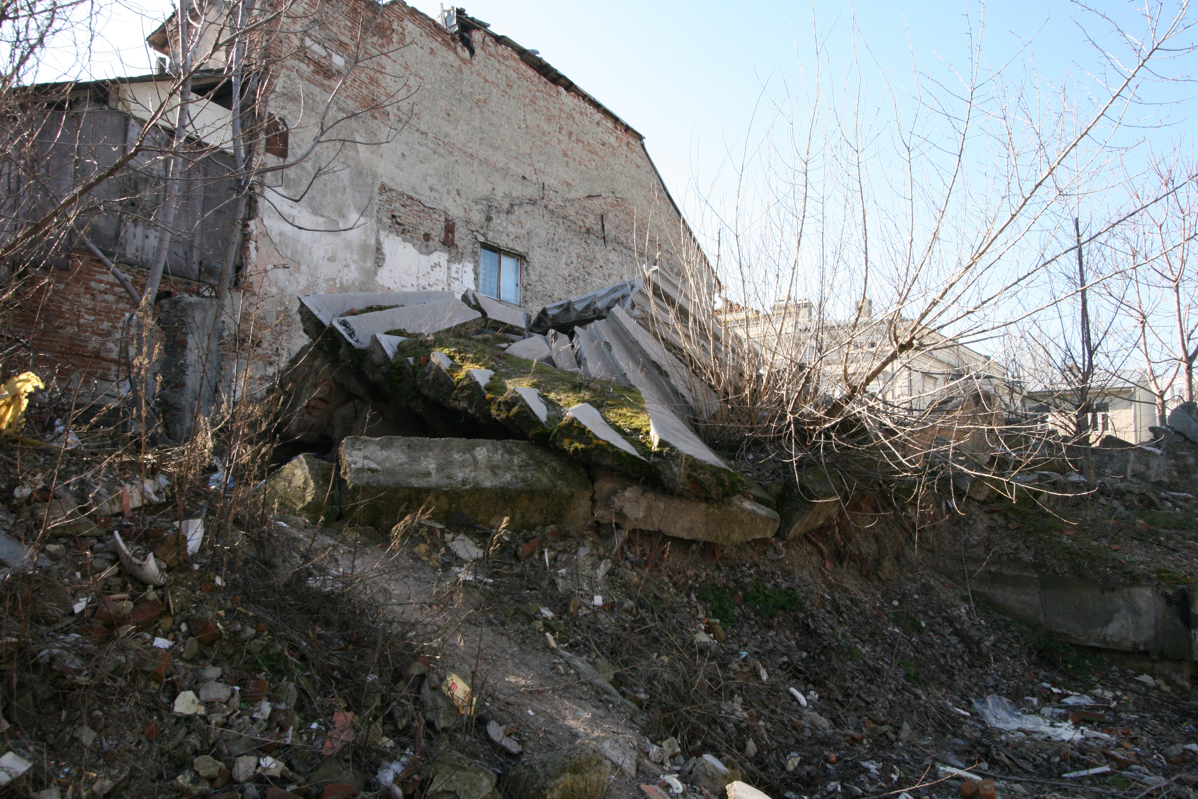 „Viaţa liberă” în cartierul dumneavoastră. La Spicul, între blocuri - ca după bombardament!
