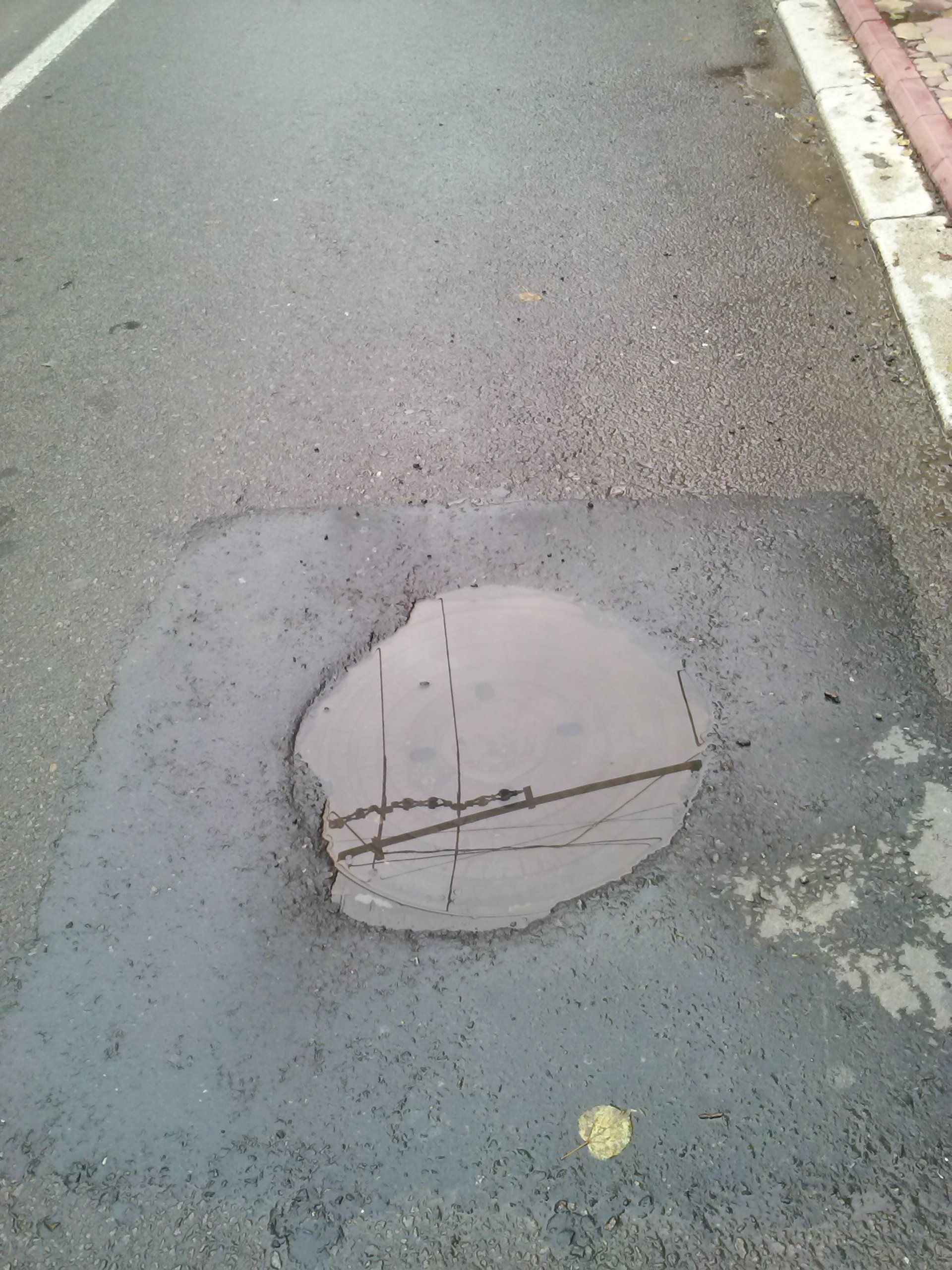 Capace inundate: Canalizare, dar numai de formă, pe o stradă din Galaţi