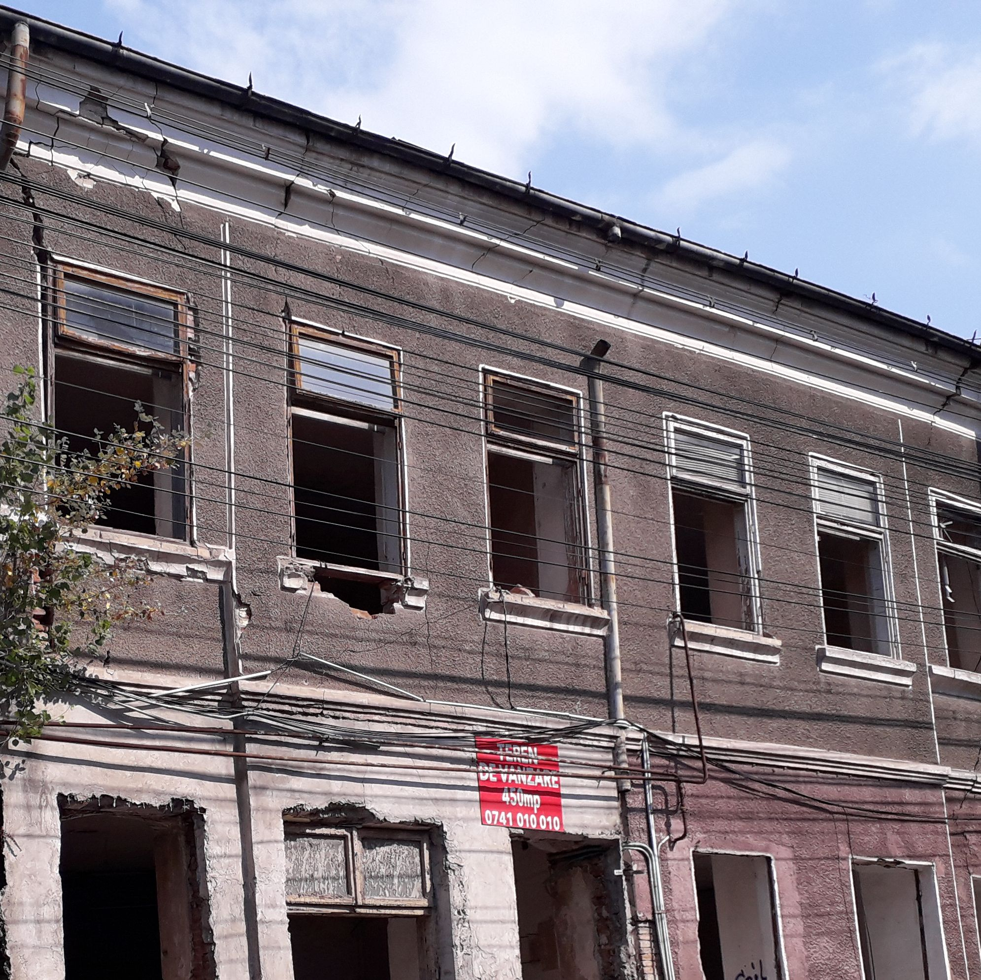 PERICOL de prăbuşire. Ruina din buricul târgului