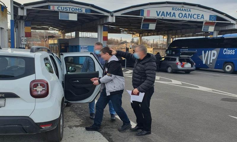 Urmărit internaţional, reținut la vama Oancea
