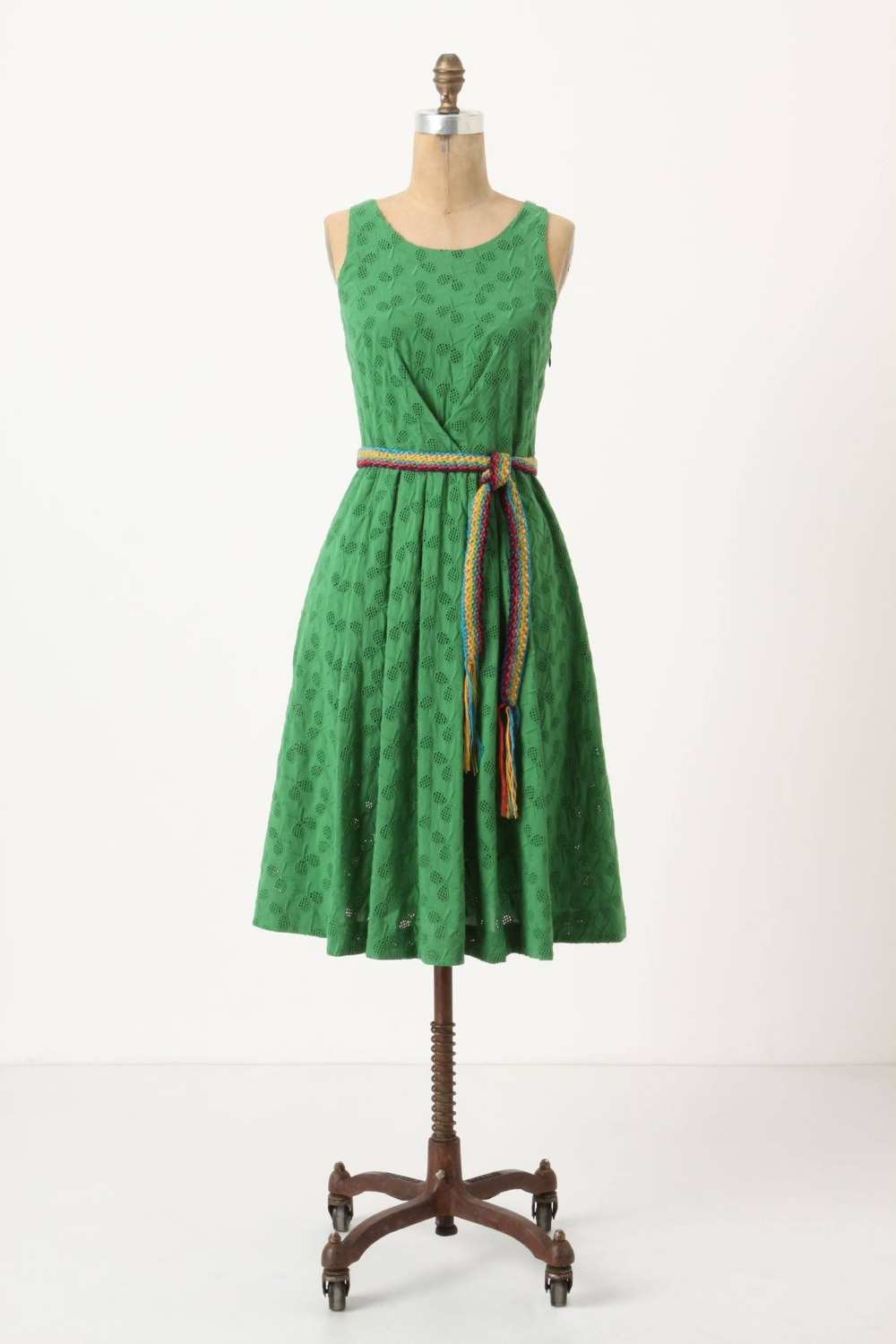 Scad PREȚURILE hainelor, în ianuarie