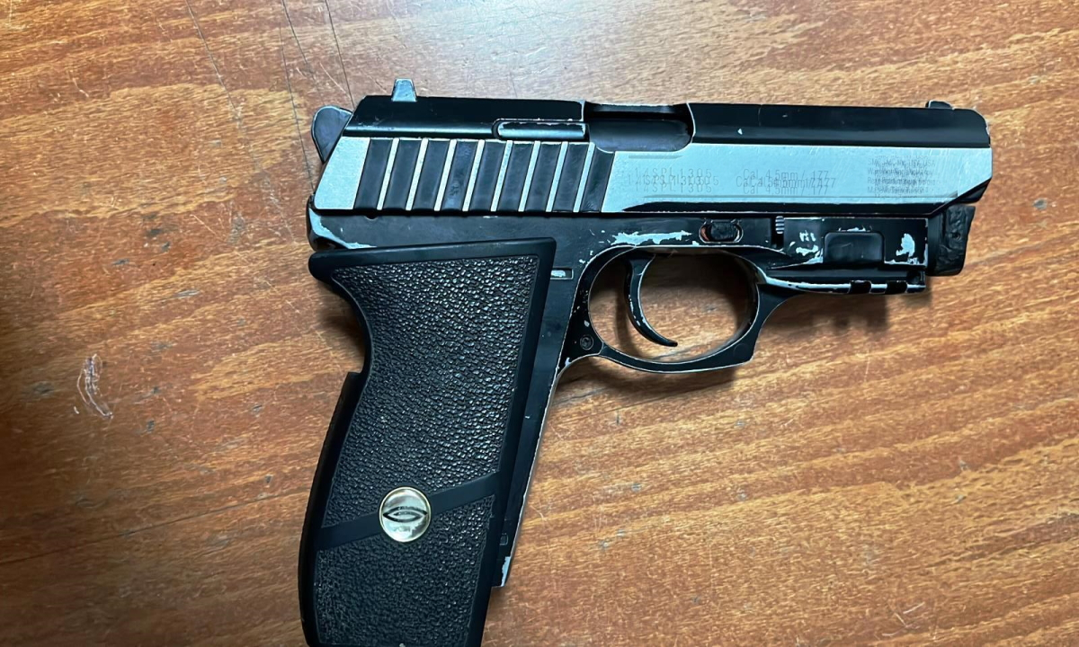 Armă neletală și muniție, ascunse într-o cutie de parfum