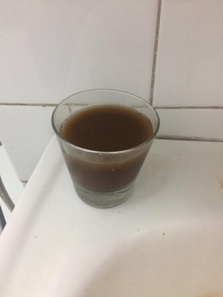 Apă neagră la robinetele gălăţenilor din Centru