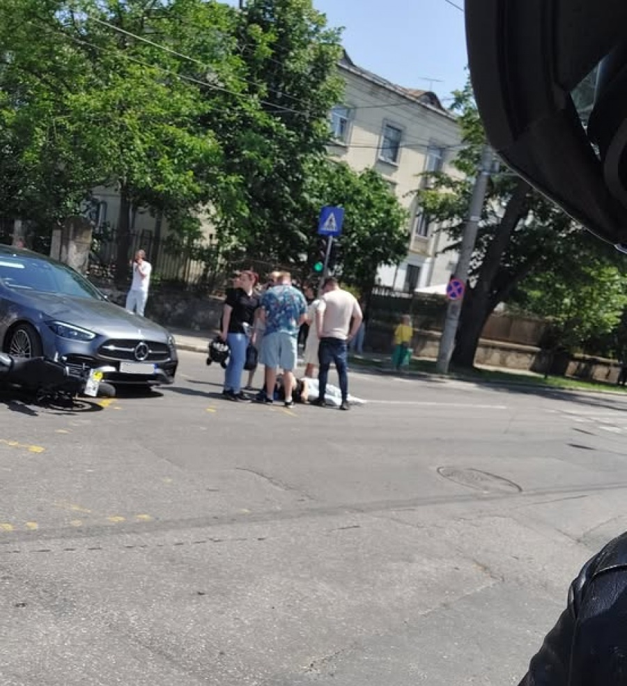 Motociclist lovit de Mercedes, pe Domnească
