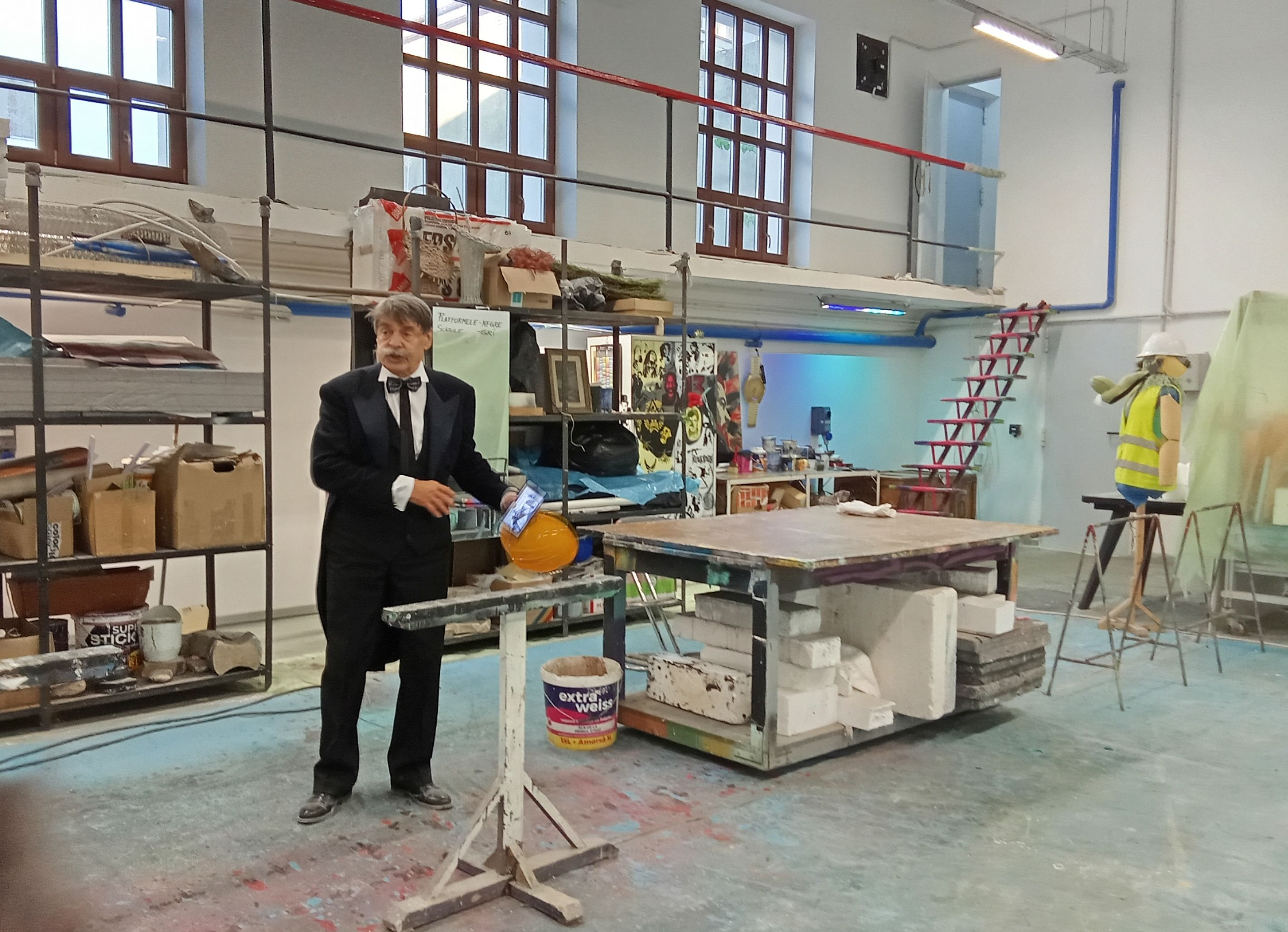 Poza zilei. Maestrul Lică Dănilă depănând „Povești în renovare”