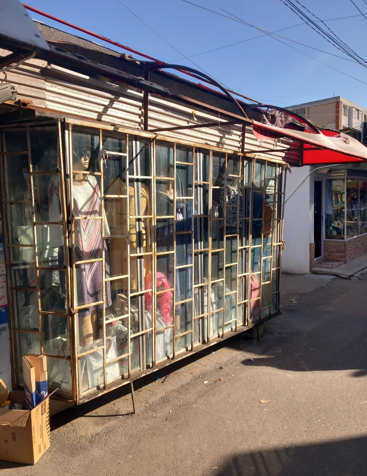 Poza zilei. Chioşc-pericol public în Micro 19