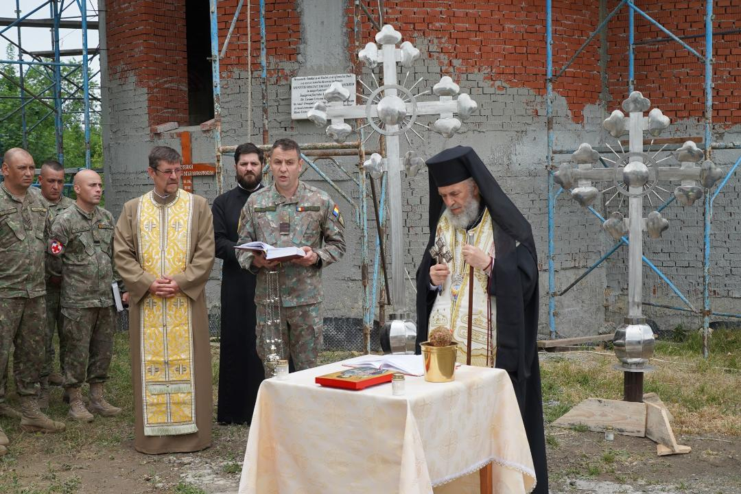 Sfințirea crucilor ce vor fi așezate pe biserica din Garnizoana Galaţi