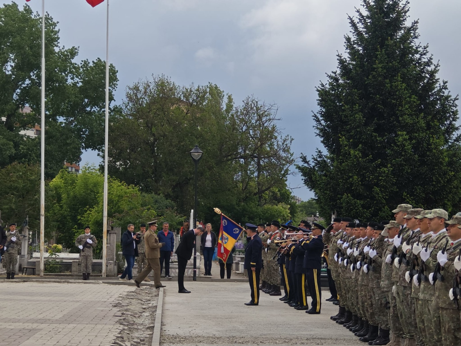 Rugăciune și salve de tun, în memoria eroilor neamului