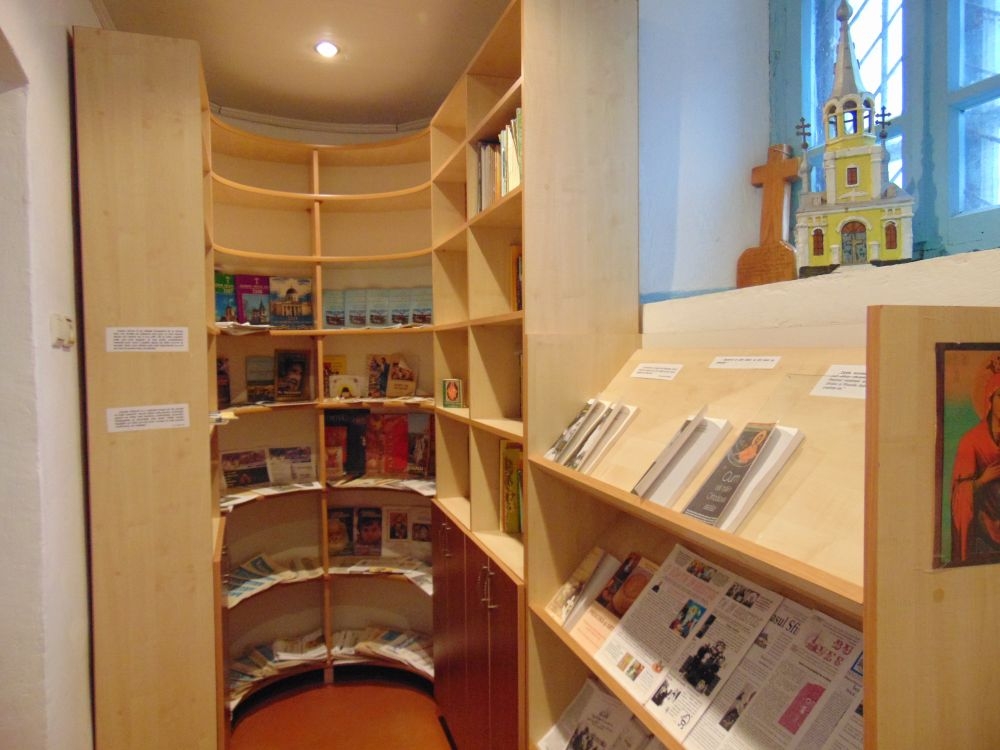 UCRAINCA, satul vegheat de TRICOLOR. Cărţi pentru românii de la „un capăt de lume” (FOTO)