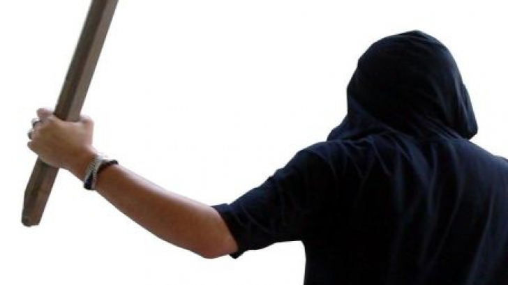 Un bărbat din Tecuci şi-a bătut vecinele cu bâta. Motivul este halucinant