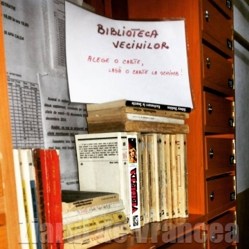 FOCŞANI: Bibliotecă în scara unui bloc