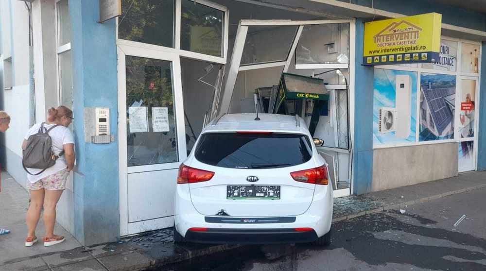 A încurcat frâna cu accelerația, în curbă