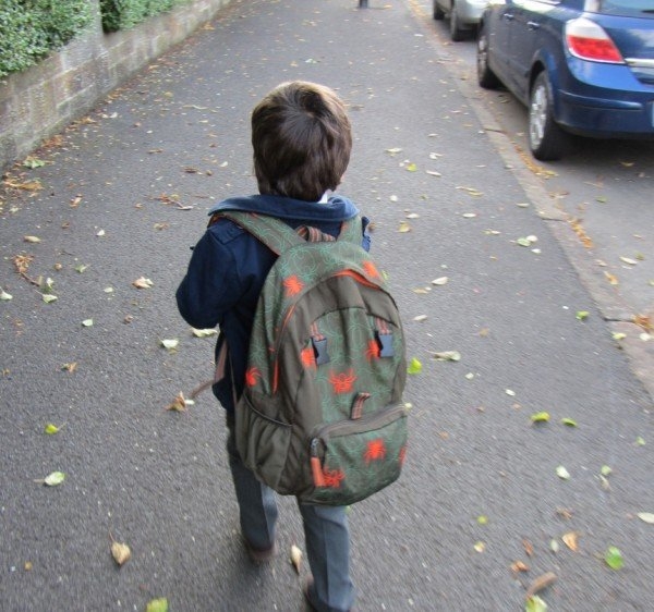 Şcoala românească şi „femeia de serviciu” - Reduceţi greutatea GHIOZDANULUI copiilor!