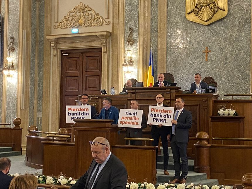 Noua formă a legii pensiilor speciale, adoptată de Senat