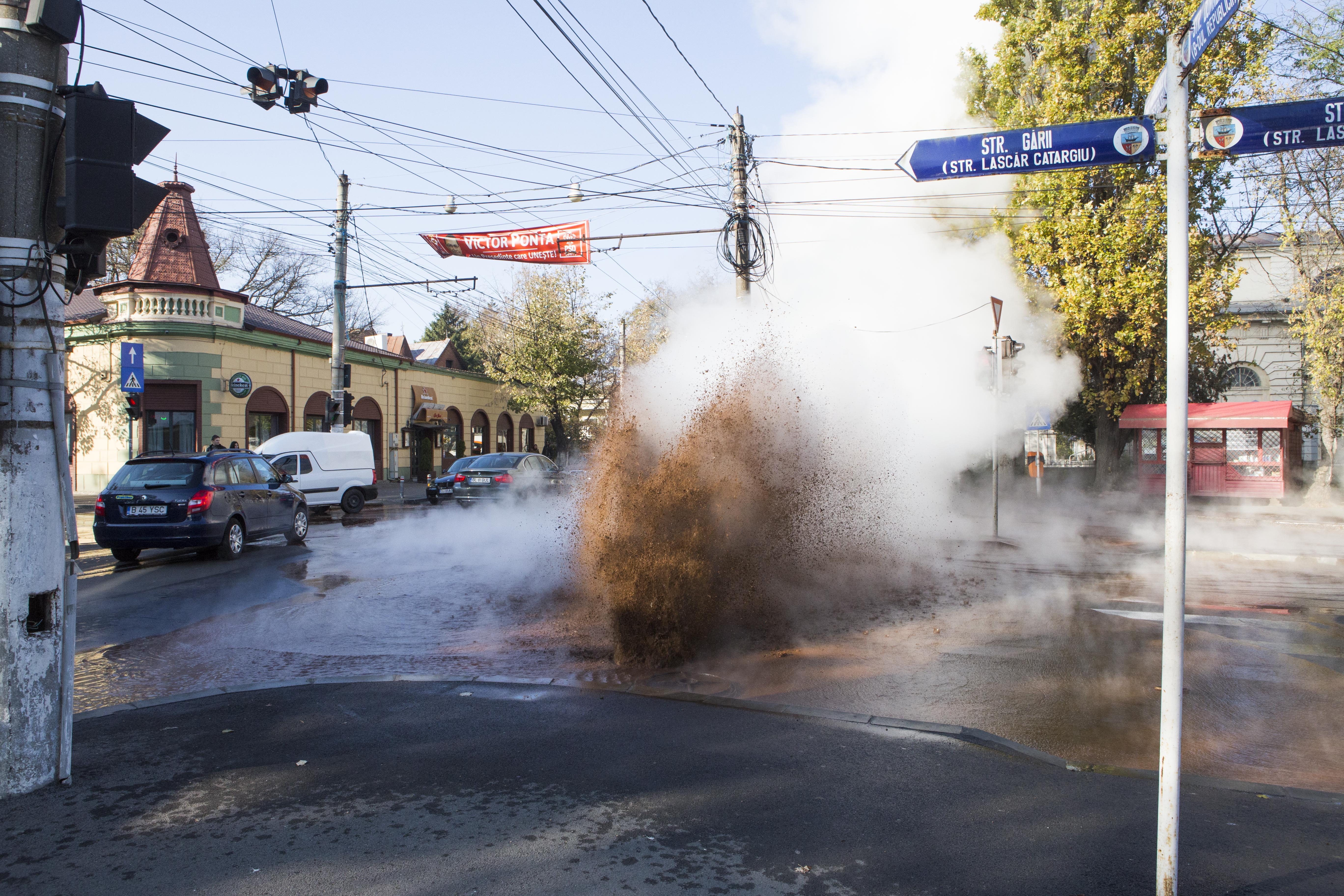 GHEIZERUL din Centrul Galaţiului/ Avarie la o CONDUCTĂ CET (VIDEO)