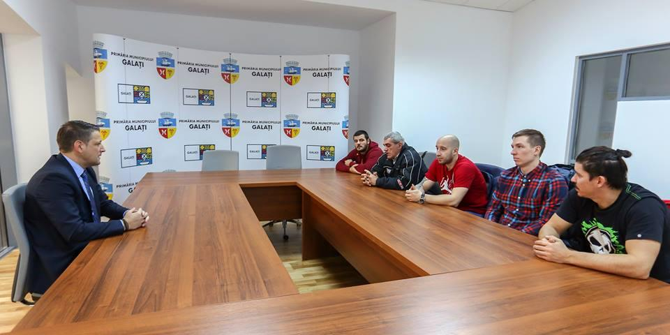 HOCHEI. Cu jalba-n proţap, la Primărie