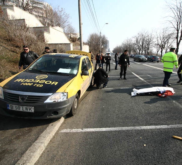 O femeie a fost spulberată pe trecerea de pietoni de maşina unei firme de pază