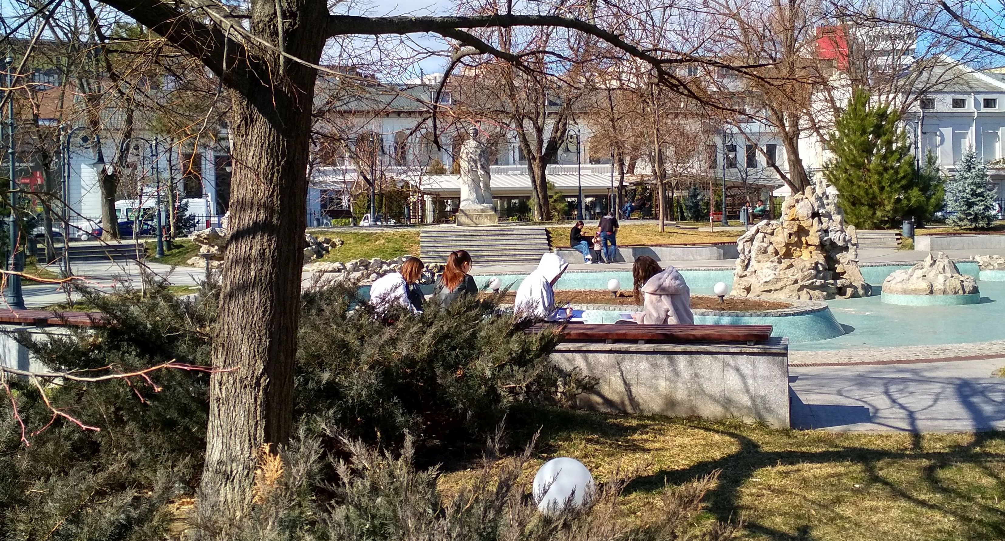 Poza zilei. Instantaneu de primăvară cu teme făcute-n parc