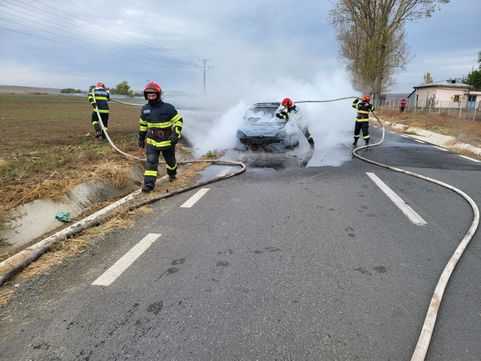 Șoferiță cu mașina în flăcări