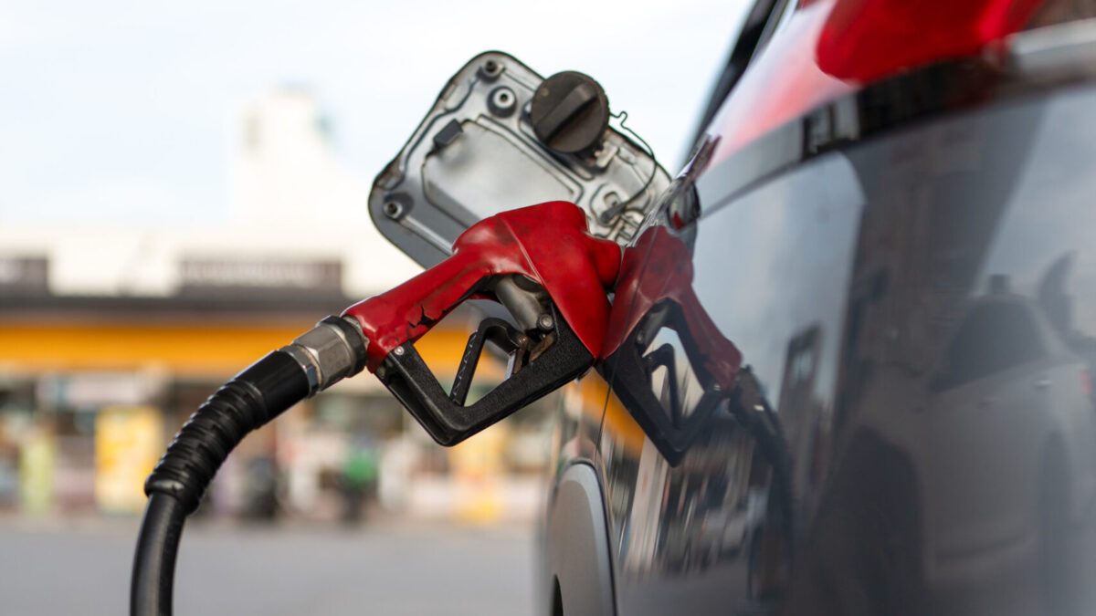 Benzinăriile au anulat prin scumpiri efectul reducerii accizei