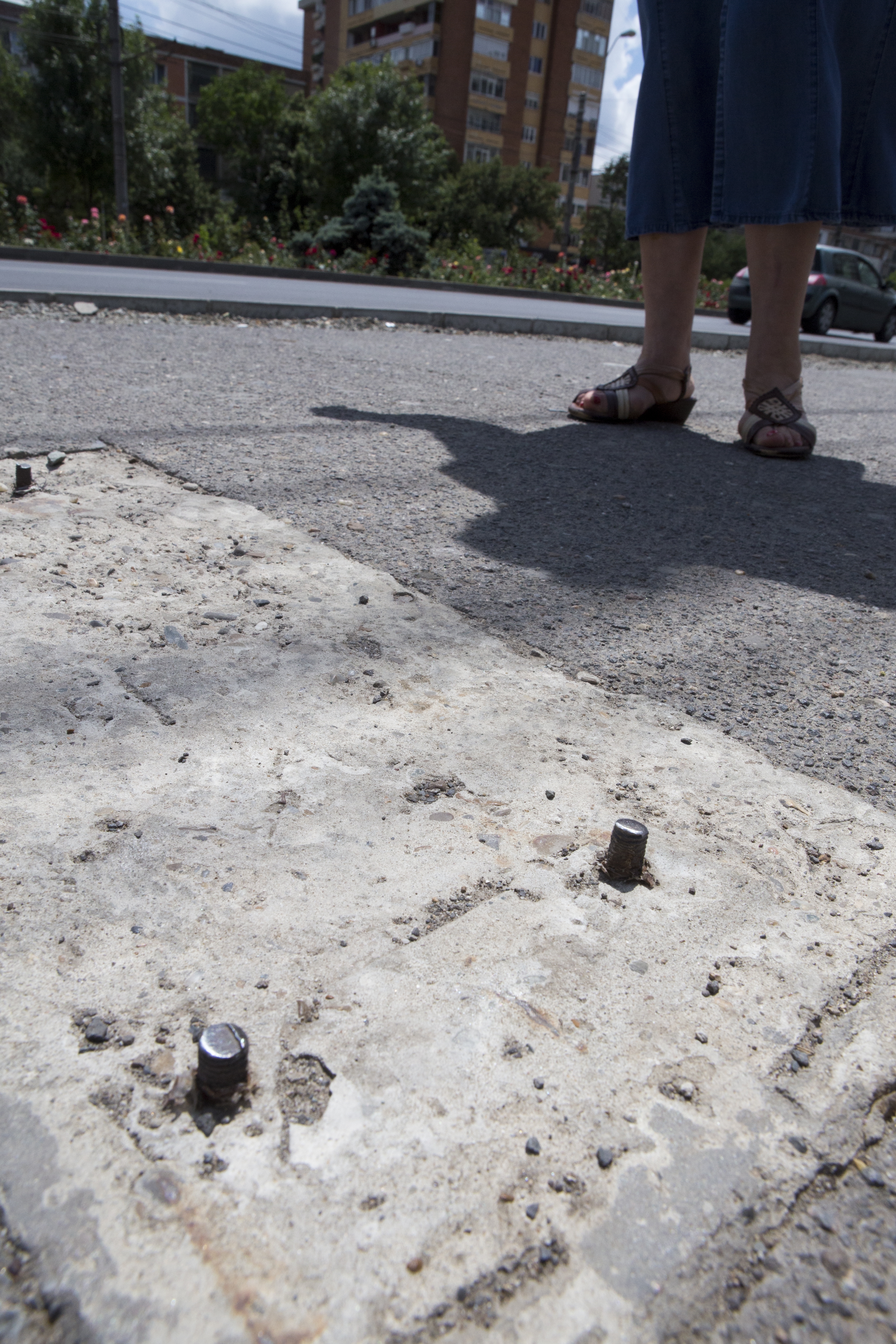 Victime ale nepăsării autorităţilor gălăţene. O femeie a fost la un pas de moarte din cauza unui trotuar găurit