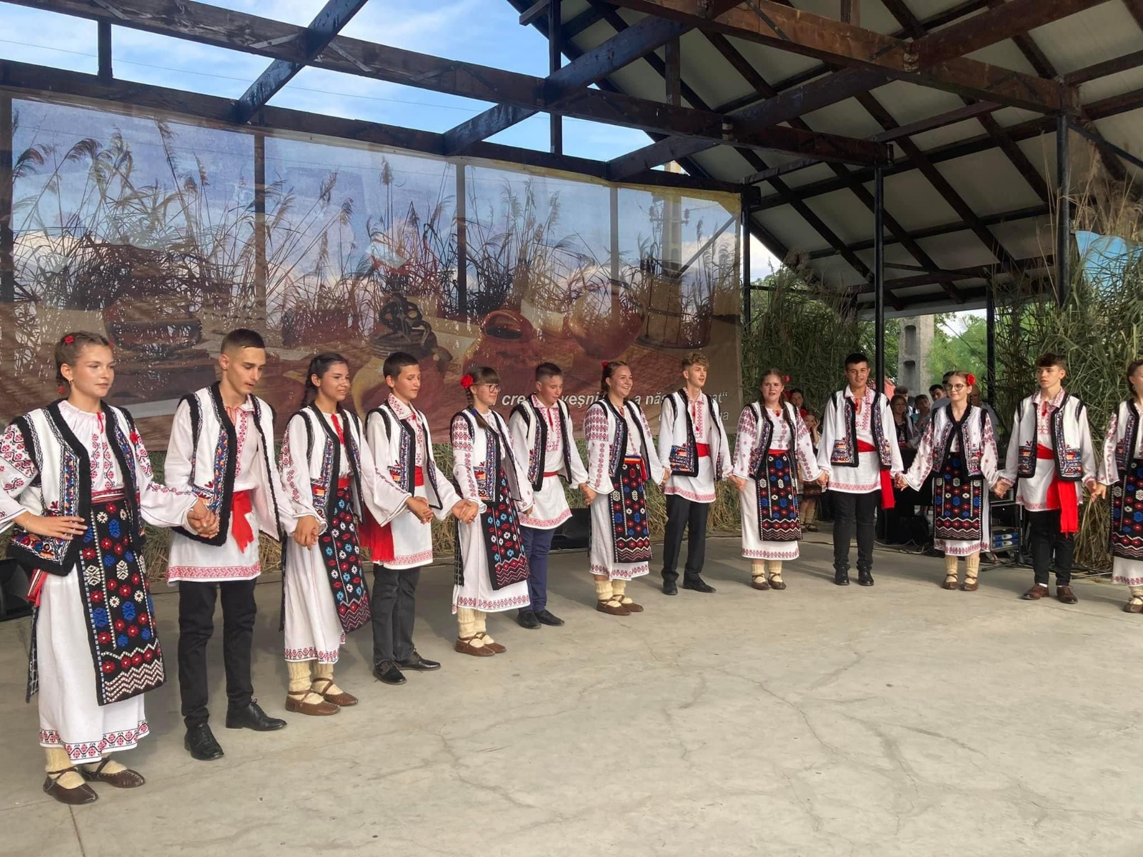 Tradiție folclorică onorată cu dansul local unic, „Rața”, la Țepu (FOTO)