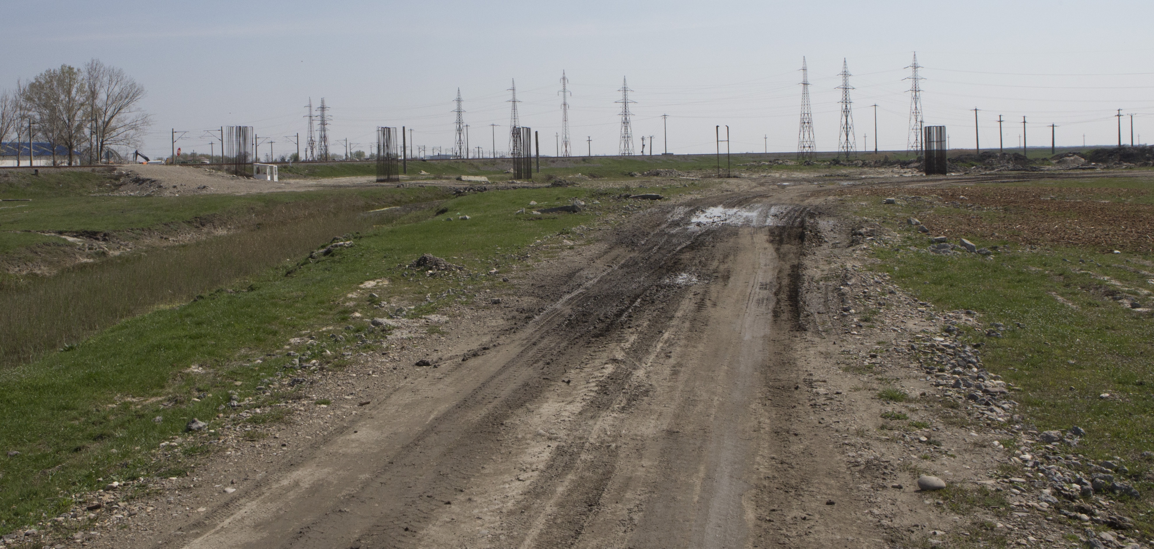 Bătaie de joc pe bani europeni/ Centura Tecuciului zace abandonată în promisiuni