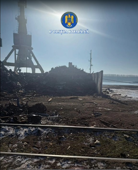 Munți de deșeuri depozitate ilegal pe malul Dunării