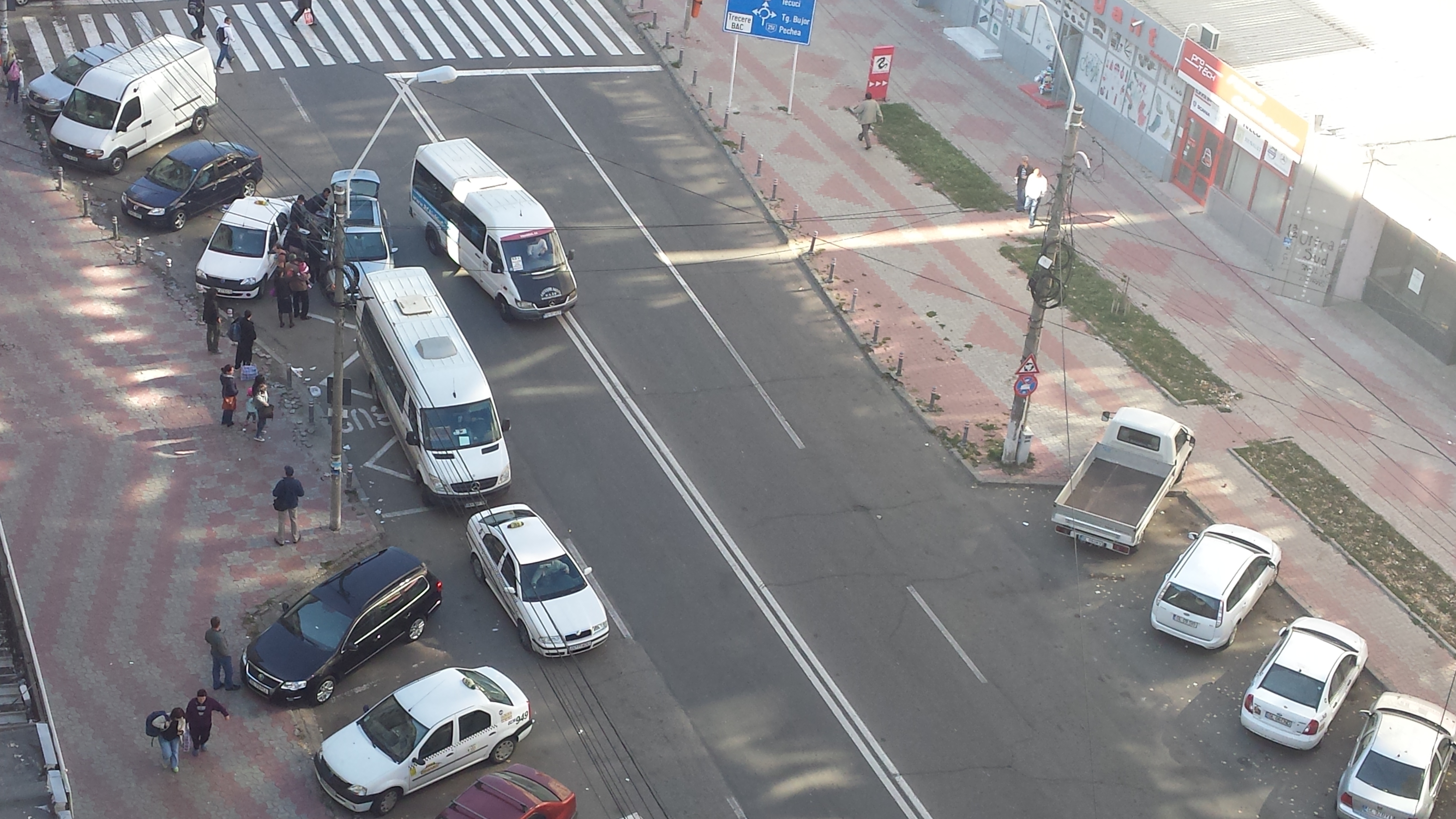 Sfidare maximă în TRAFICUL din Micro 20! Taxiurile staţionează în mijlocul străzii