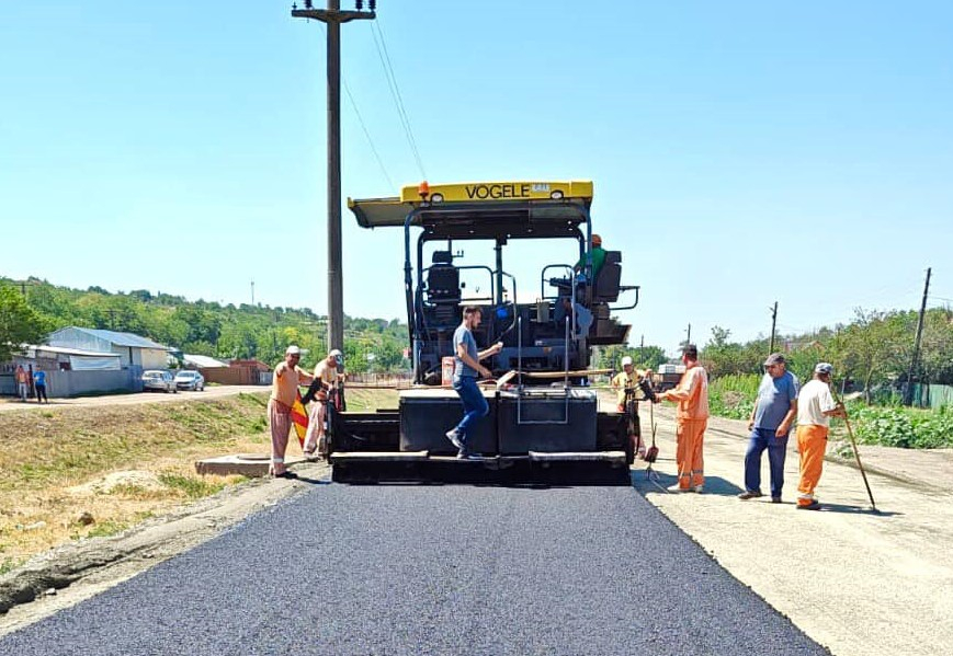 Drum asfaltat, între Odaia Manolache și Gârboavele