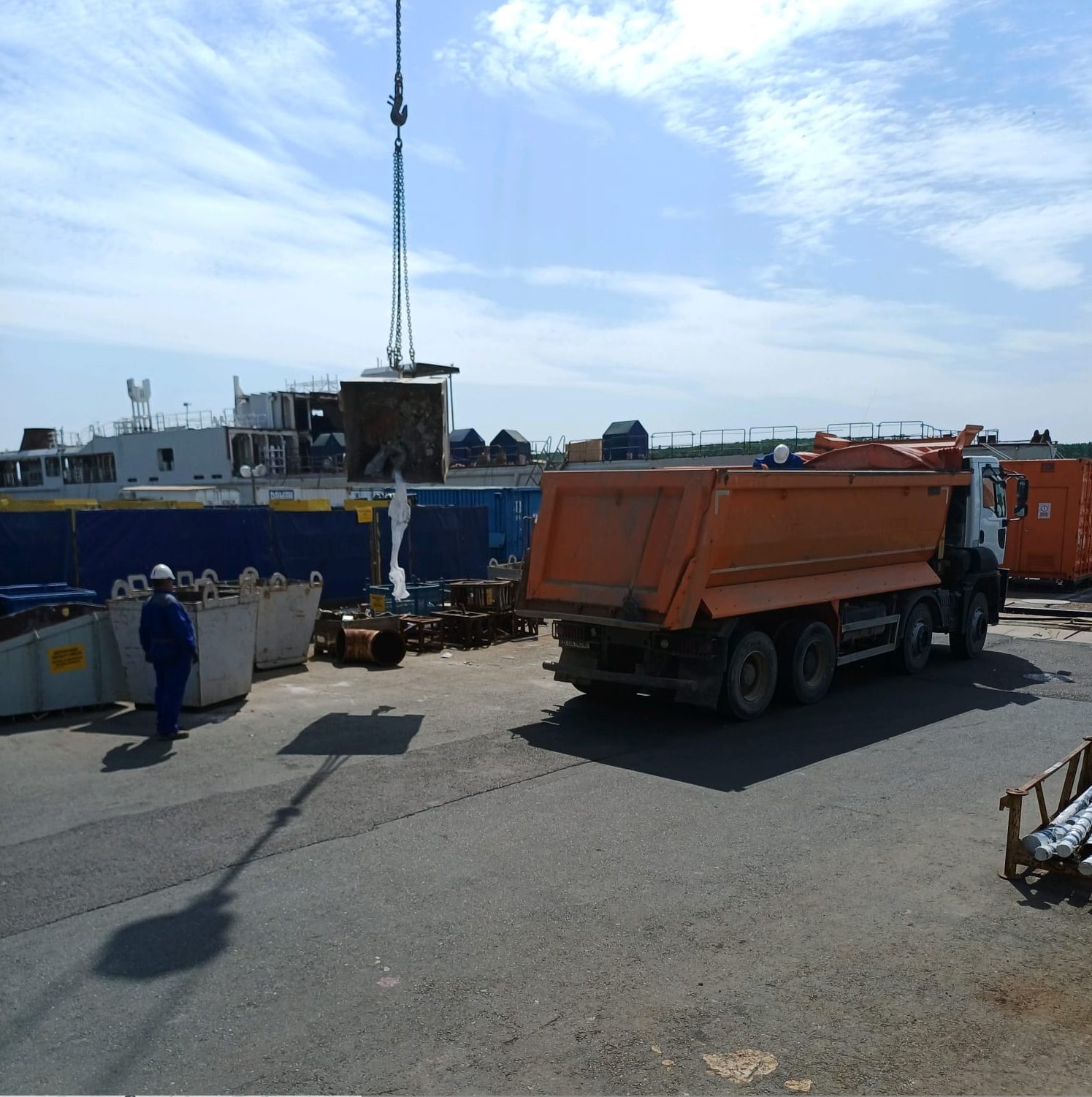 Amendă şi avertisment pentru un transport de deșeuri „anonime”