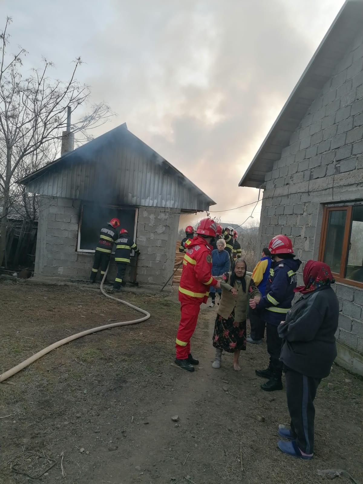 Unei femei i-a luat casa foc în timp ce făcea mâncare