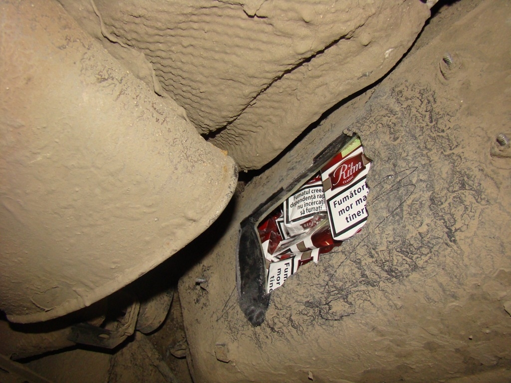 Autoturism „alimentat” cu ţigări de CONTRABANDĂ