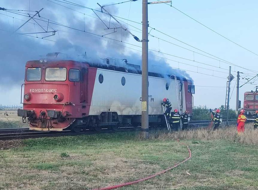 Tren întârziat din cauza unei locomotive care a luat foc
