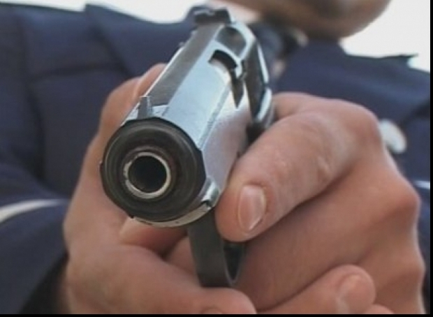 Scandal cu focuri de armă pe stradă. Un tânăr a fost împușcat de polițiști