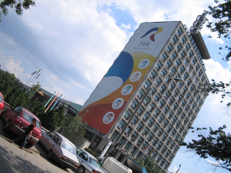 Protest la Televiziunea Română: O sută de angajaţi s-au strâns în curtea instituţiei