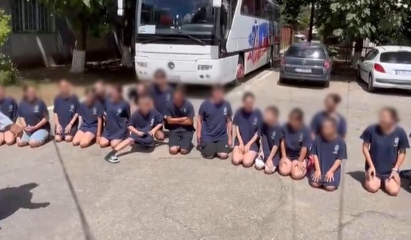 Copii puși să ceară iertare în genunchi pe asfalt