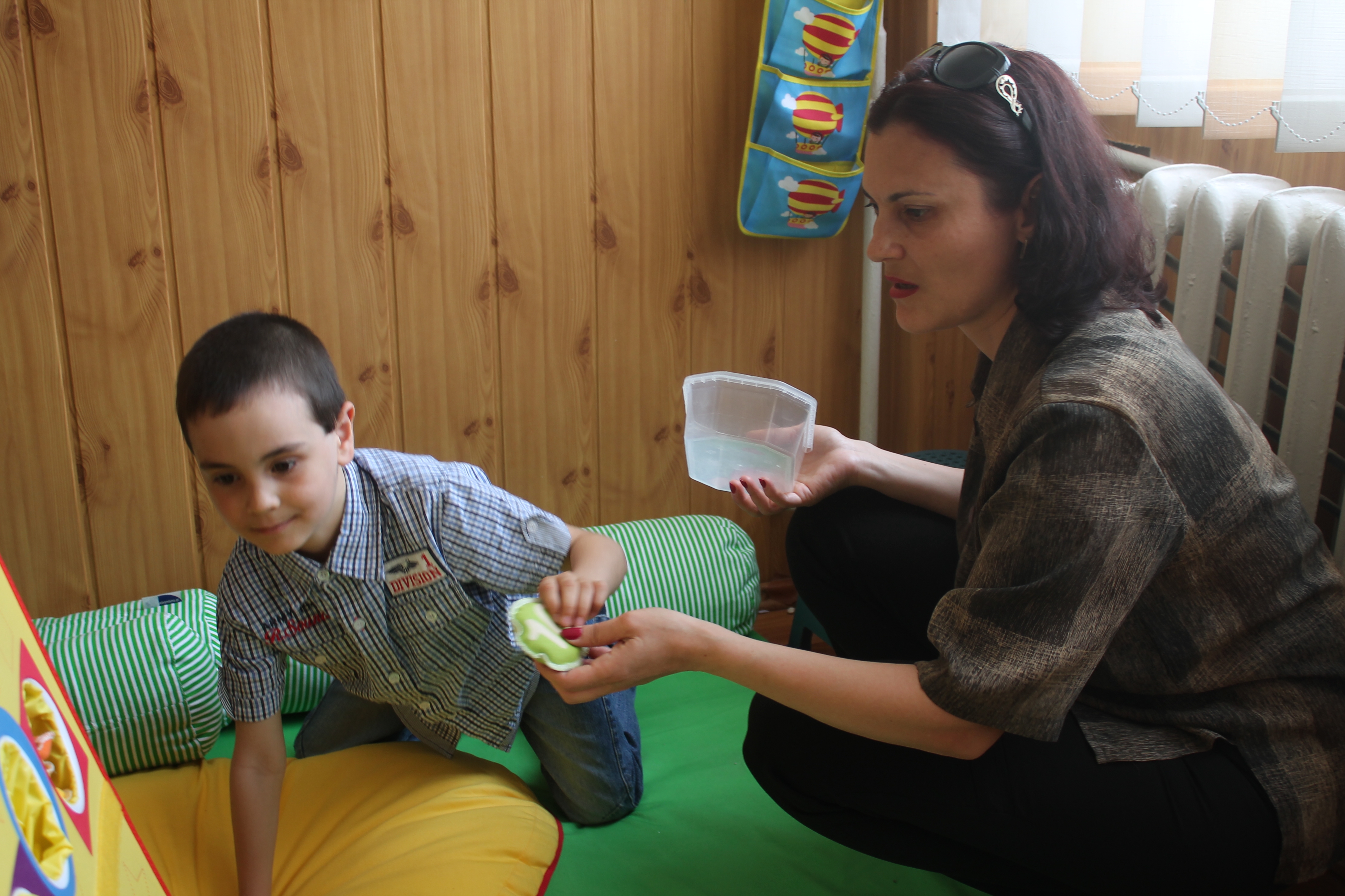 CONSULTAŢIILE psihologice GRATUITE pentru copiii cu AUTISM, îngreunate de BIROCRAŢIE