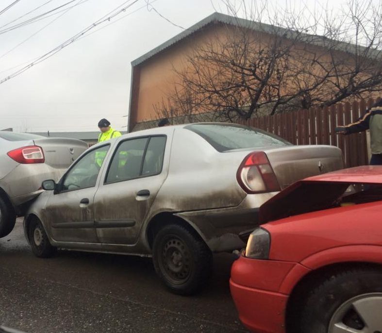 IMPACT ÎN LANŢ pe Centură. Trei MAŞINI au fost AVARIATE