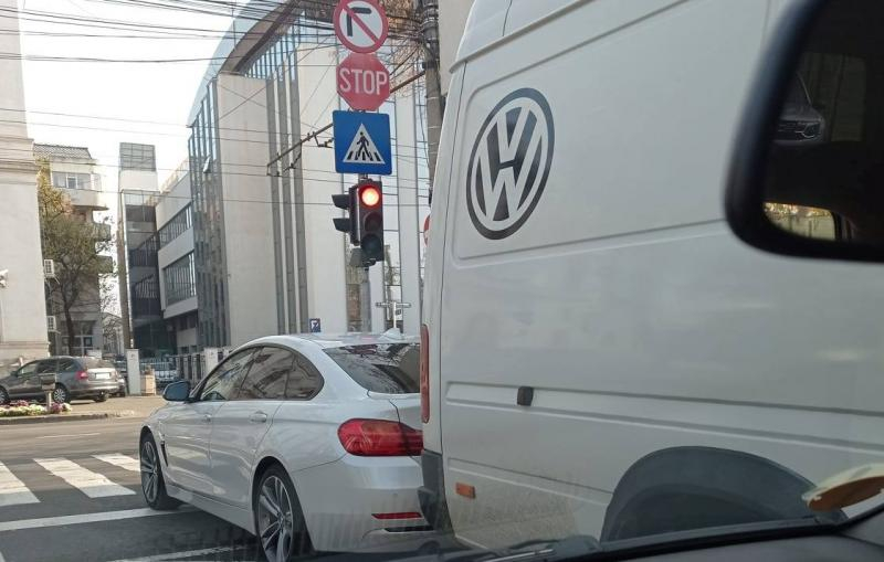 Parcare în intersecție, la kilometrul „zero” al oraşului, trecută cu vederea